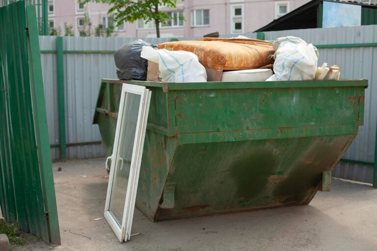 Wywóz gruzu w małej przestrzeni – co zrobić, gdy nie ma miejsca na duży kontener?