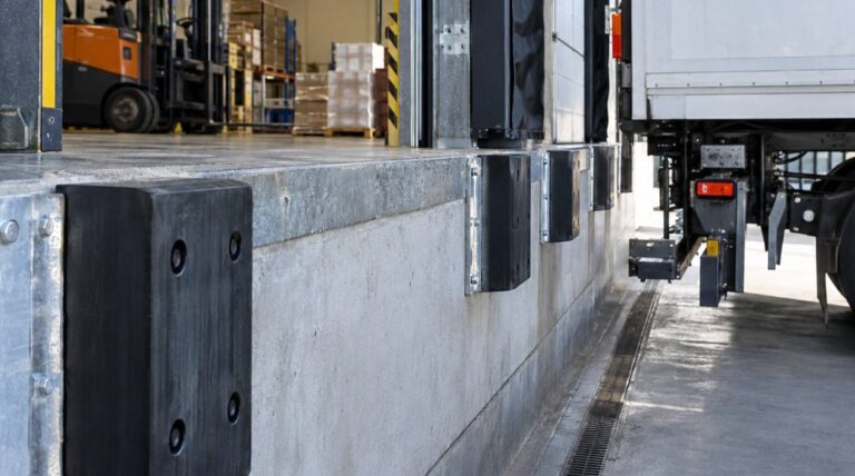 Odbojniki gumowe i metalowo-gumowe – zastosowanie w przemyśle i logistyce